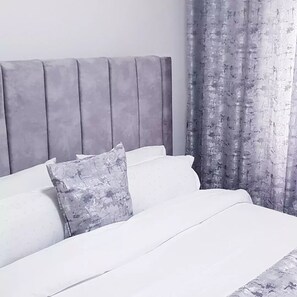 3 chambres, coffres-forts dans les chambres, fer et planche à repasser