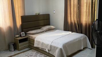 2 عدّة غرف نوم ومكواة/لوح كي وواي فاي مجانًا وملاءات أسرّة