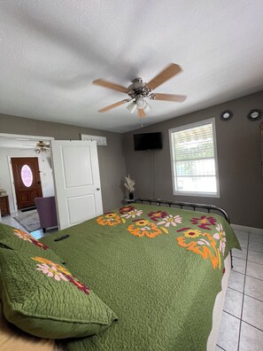 1 slaapkamer, een bureau, wifi (toeslag), beddengoed