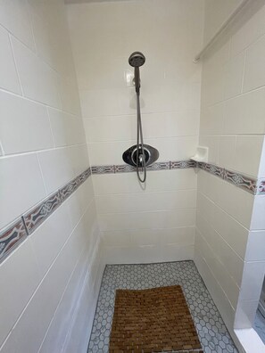 Regadera, toallas, papel de baño 