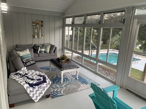 Smart-tv, tv-spel, en stereo och datorskärmar