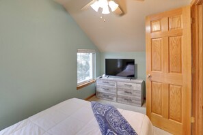 3 bedrooms, desk, Internet, bed sheets