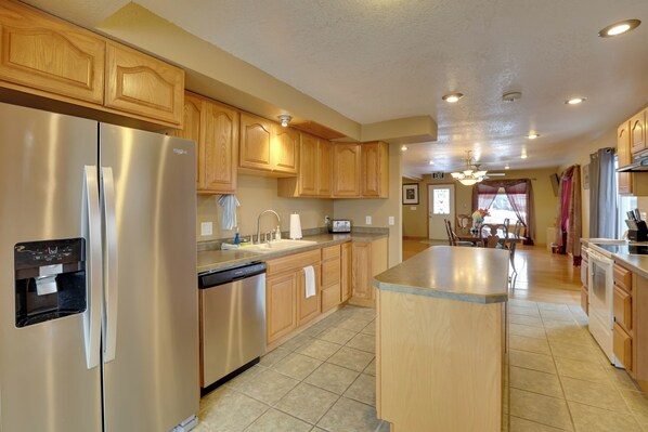 Fridge, microwave, stovetop, dishwasher