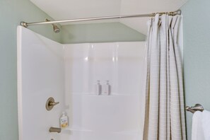 Gratis toiletartikelen, een haardroger, handdoeken