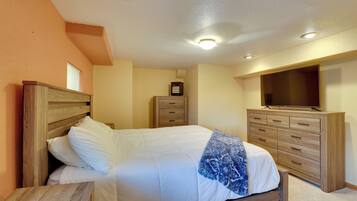 1 bedroom, desk, internet, bed sheets