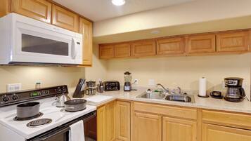 Réfrigérateur, four à micro-ondes, surface de cuisson, cafetière-théière