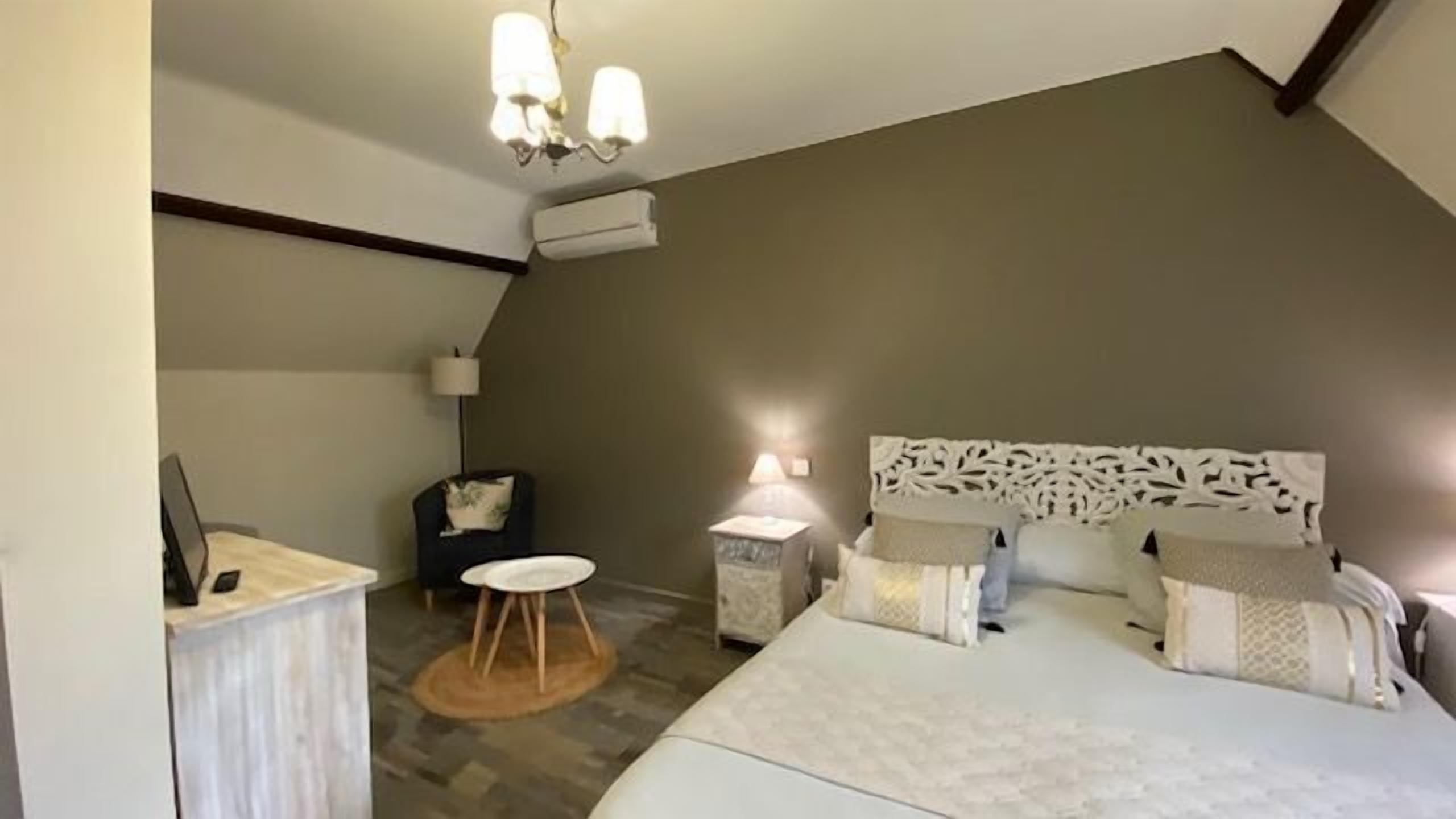 Berço de viagem, acesso à internet, roupa de cama