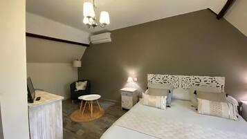 Berço de viagem, acesso à internet, roupa de cama