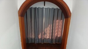 An arched doorway with a curtain, a tiled floor, and a white wall. - Rancho Takamoto property near beautiful waterfalls.  (Guapimirim)