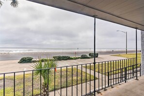 Property grounds - Gulf Views & Resort Perks: Walkable Galveston Gem (Galveston)