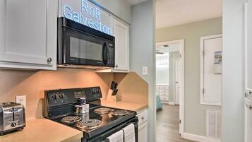 Coffee/tea maker, fridge, microwave, stovetop