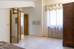 City Apartment | Living area | 40-inch flat-screen TV with digital channels, TV - La voce della luna (Verona)