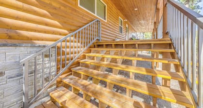 Ruidoso Cabin w/ Patio - Walk to Midtown!