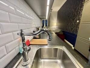 Réfrigérateur, four, plaque de cuisson, bouilloire électrique