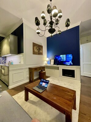 TV connectée, cheminée, livres