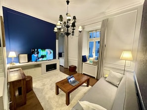 Una Smart TV, una chimenea, libros