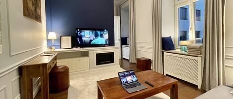 TV connectée, cheminée, livres