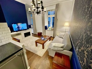 Una Smart TV, una chimenea, libros