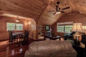 TV connectée, cheminée, lecteur de DVD, baby-foot