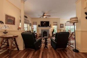 Fernseher, Kamin, Tischfußball