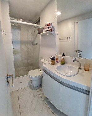 Panoramic Apartment | Bathroom | Shower, towels - Branco Haus (João Pessoa)