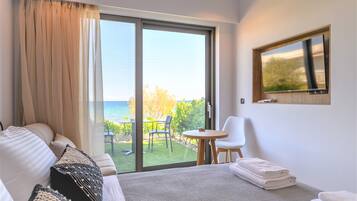 Studio, vue mer (3, with terrace) | Coffres-forts dans les chambres, bureau, rideaux occultants