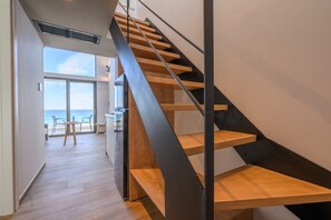 Studio Suite, Sea View (6, Duplex Loft with Balcony) | 起居区 | 43-英寸LED 电视 （配备数码频道）、电视