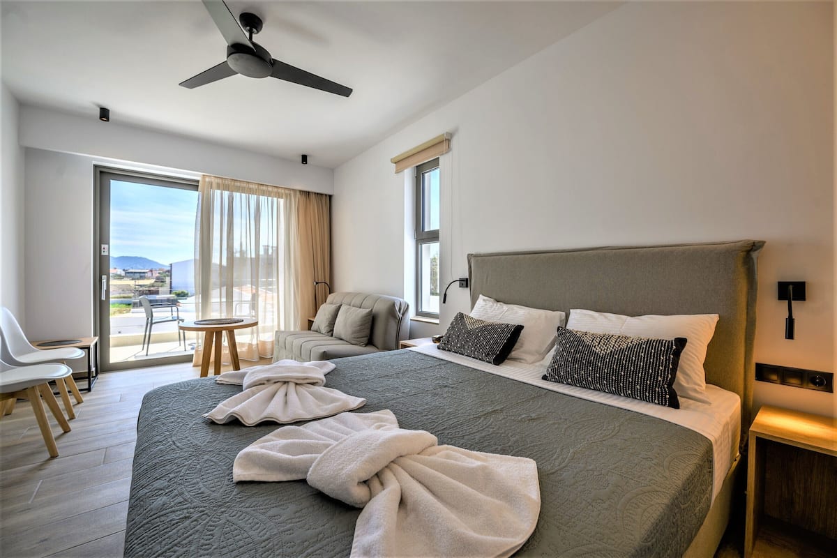 studio, partial sea view (4, with balcony) | in-room safe, desk, blackout curtains, soundproofing