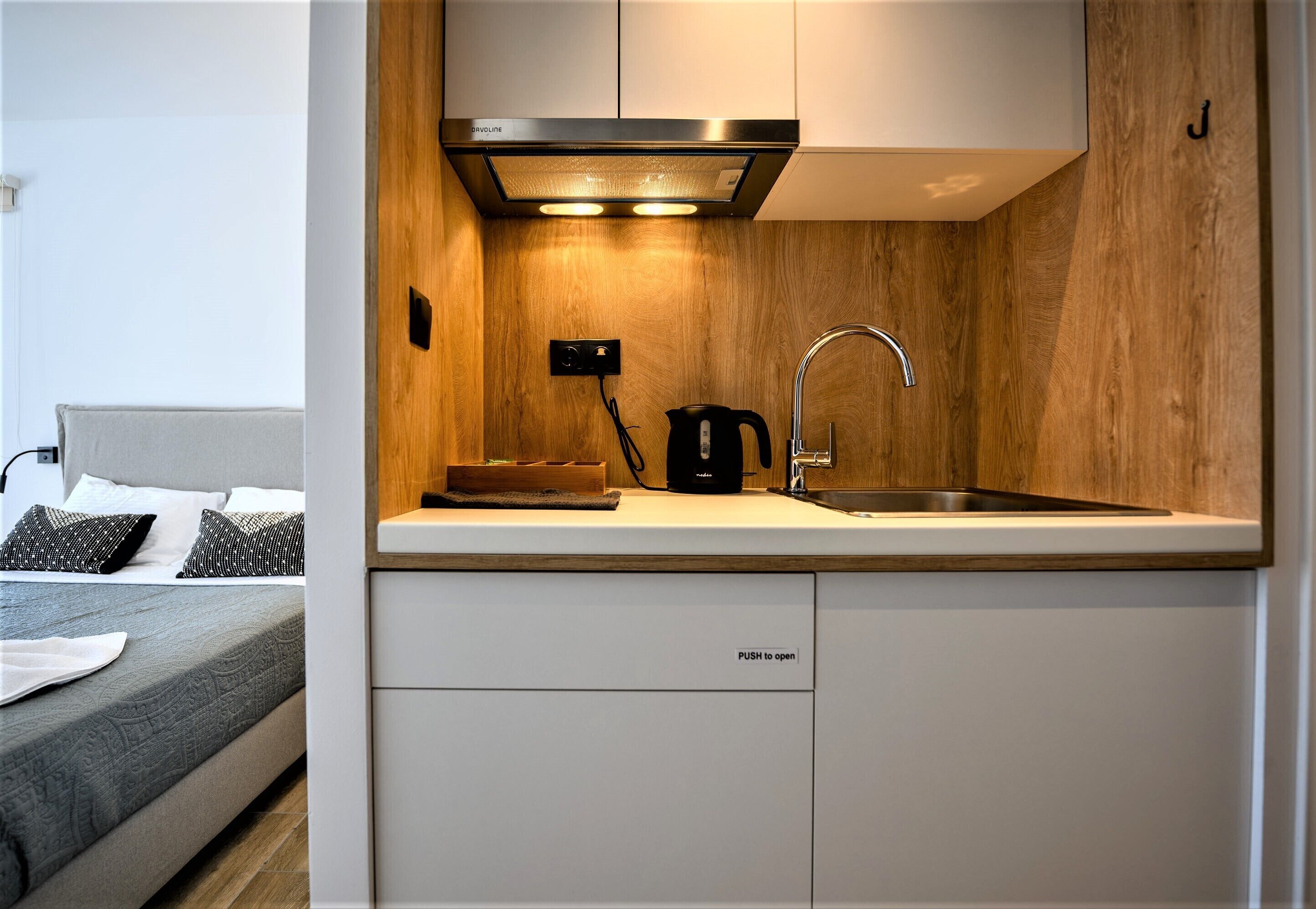 studio, partial sea view (4, with balcony) | private kitchen | mini-fridge, stovetop, electric kettle, cookware/dishes/utensils