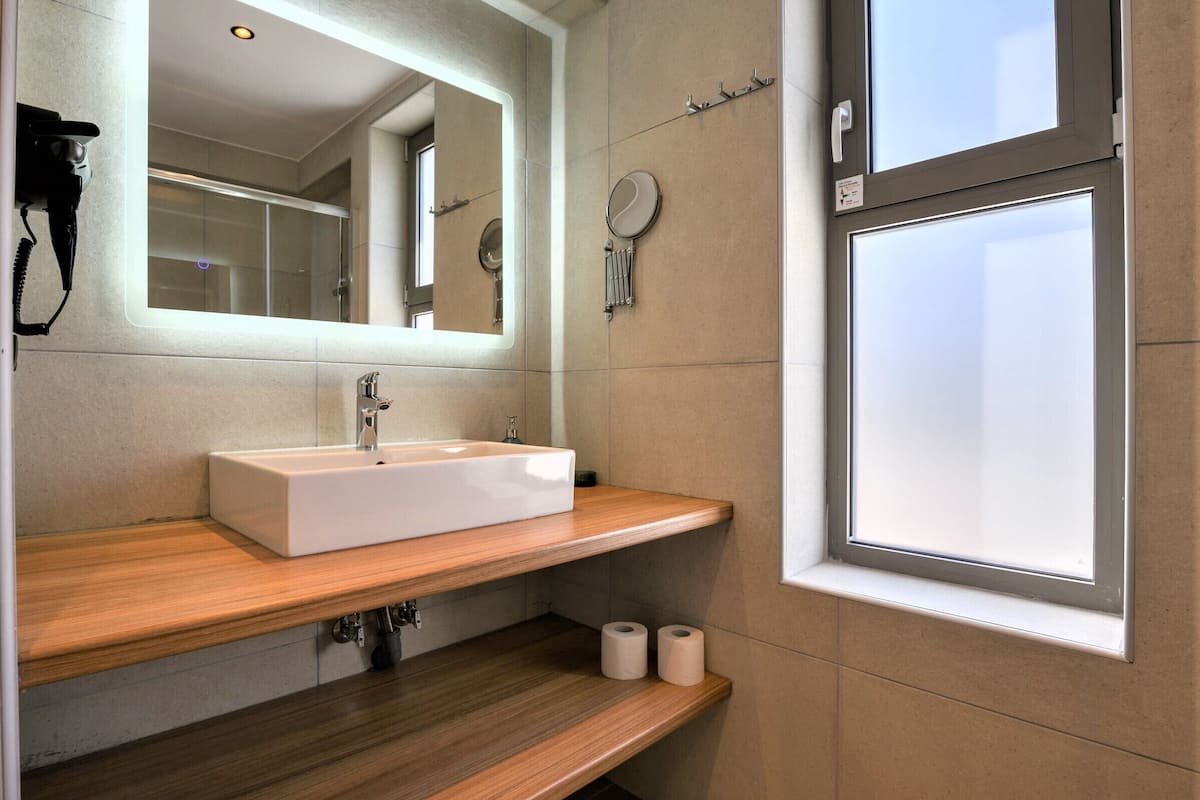 studio, partial sea view (4, with balcony) | bathroom | shower, hair dryer, towels, soap