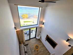 Studio Suite, Sea View (6, Duplex Loft with Balcony) | 起居区 | 43-英寸LED 电视 （配备数码频道）、电视