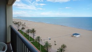 A beach view from a balcony with palm trees and a clear sky. - Infante E2-9 Solo Familias! (Playa de Gandía)
