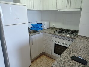 Frigorífic, microones, forn i cafetera i tetera