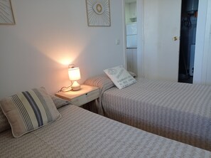 Planxa i posts de planxar, wifi gratuïta i roba de llit