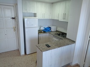 Een koelkast, een magnetron, een oven, een koffiezetapparaat/waterkoker