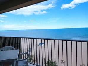 Un balcón con vista a la playa y al océano.