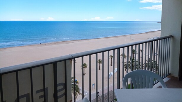 A balcony with a view of a beach and ocean. - Infante E2-9 Solo Familias! (Playa de Gandía)