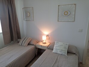 Een strijkplank/strijkijzer, gratis wifi, beddengoed