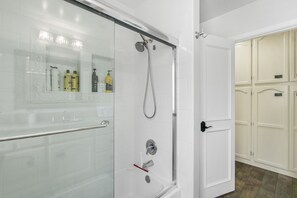 Hair dryer, towels - 316MAR - Modern Avalon house, AC, WIFI, Golf Cart and patio with BBQ (Avalon)