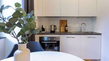 Fridge, oven, coffee/tea maker, cookware/dishes/utensils