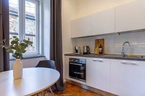 ثلاجة، فرن، ماكينة لصنع القهوة/الشاي، مستلزمات طهي/أطباق/أوعية