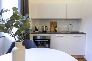 Fridge, oven, coffee/tea maker, cookware/dishes/utensils