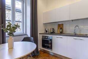 Jääkaappi, uuni, kahvin-/teenkeitin