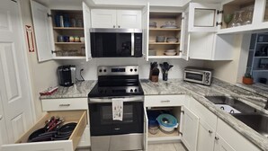 Cafetera y tetera, refrigerador, microondas y horno