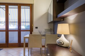 Classic Apartment | Living area | 32-inch flat-screen TV with digital channels, TV - Le Volpi in città (Verona)