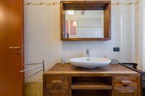 Classic-Apartment | Badezimmer | Dusche, kostenlose Toilettenartikel, Haartrockner, Bidet