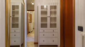 A hallway with a mirrored wardrobe, a wooden door, and a white radiator. - Le Volpi in città (Verona)