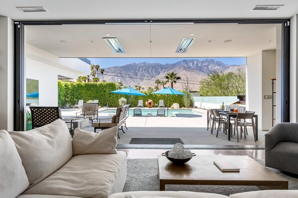 Outdoor dining - 3rd Rock - Ultra-Luxury Palm Springs Retreat (Palm Springs)