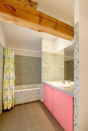 Badewanne, Haartrockner, Handtücher, Seife