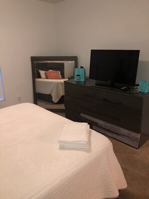 3 habitaciones, tabla de planchar con plancha, wifi y ropa de cama 